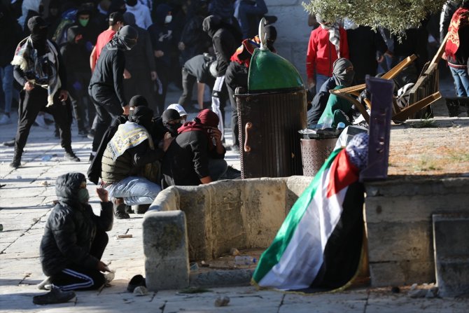 İsrail polisi Mescid-i Aksa'ya baskın düzenledi