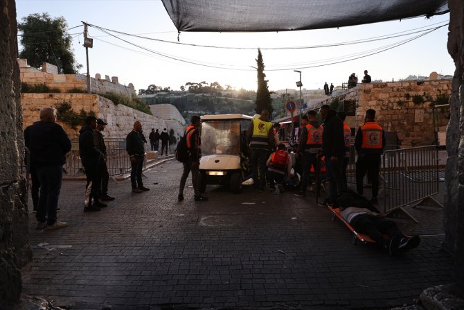 İsrail polisi Mescid-i Aksa'ya baskın düzenledi