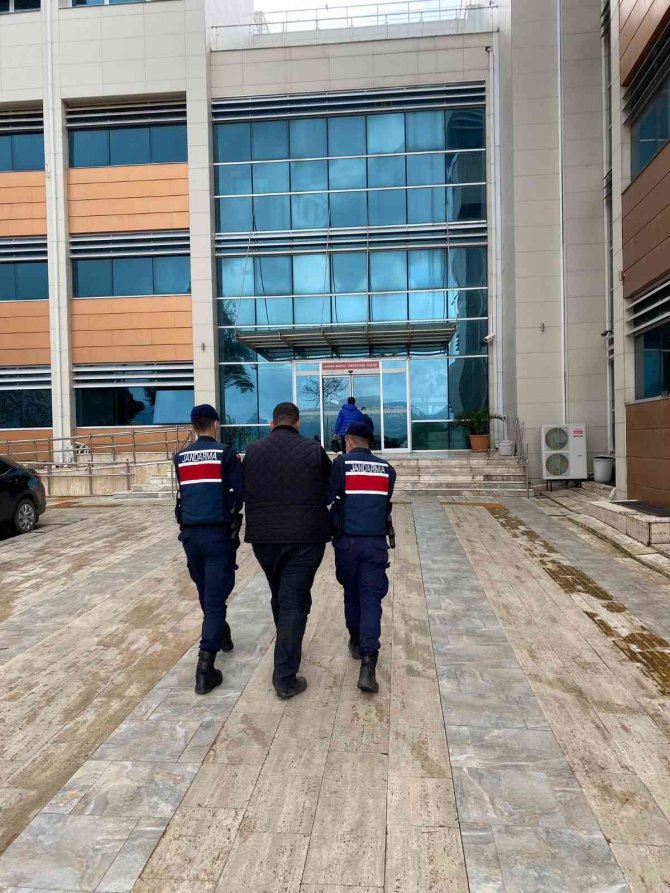 Jandarma ekipleri, aranan şahısları kıskıvrak yakaladı