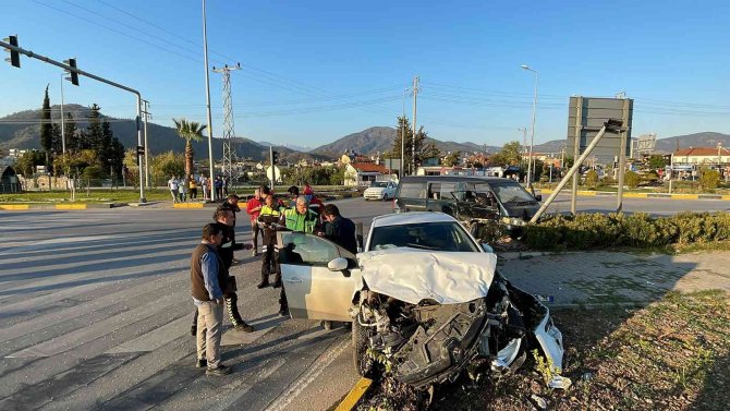 Kamyonet ile otomobil çarpıştı: 5 yaralı