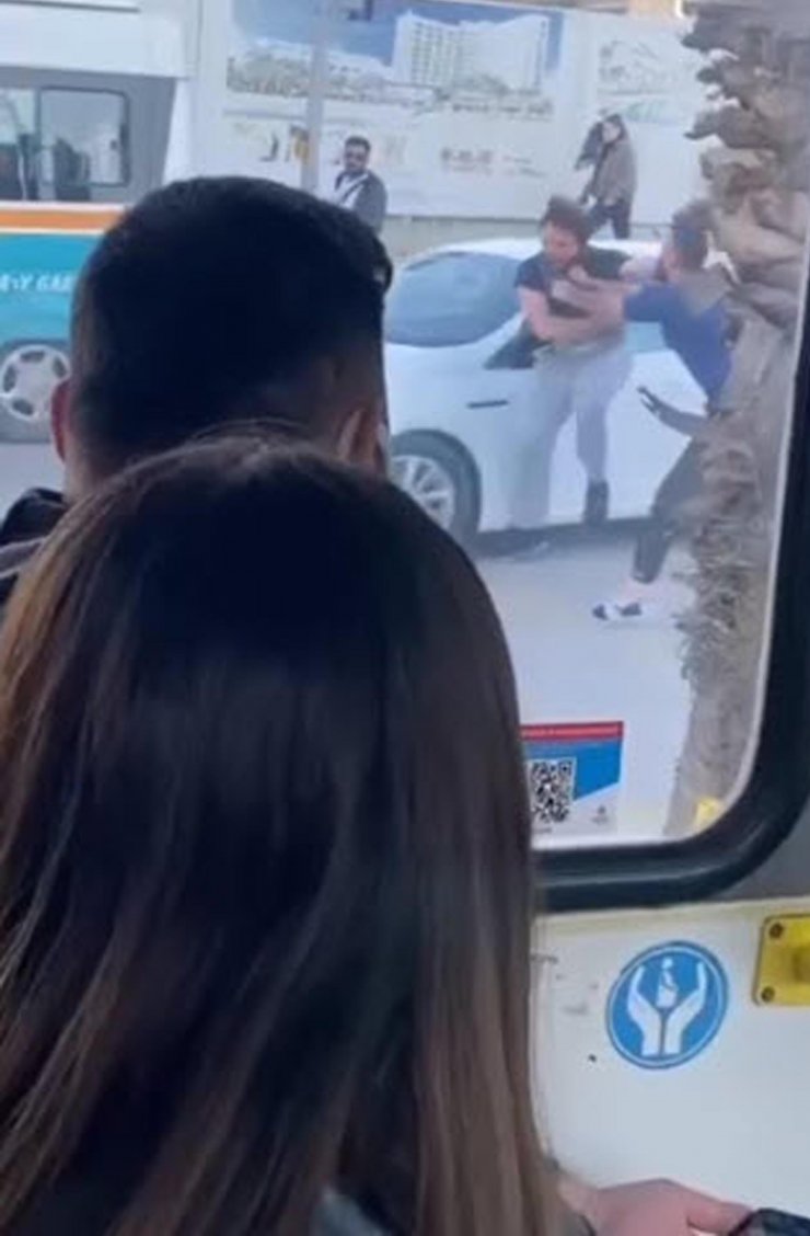 Kavgayı ayırmak istedi; bıçaklandı