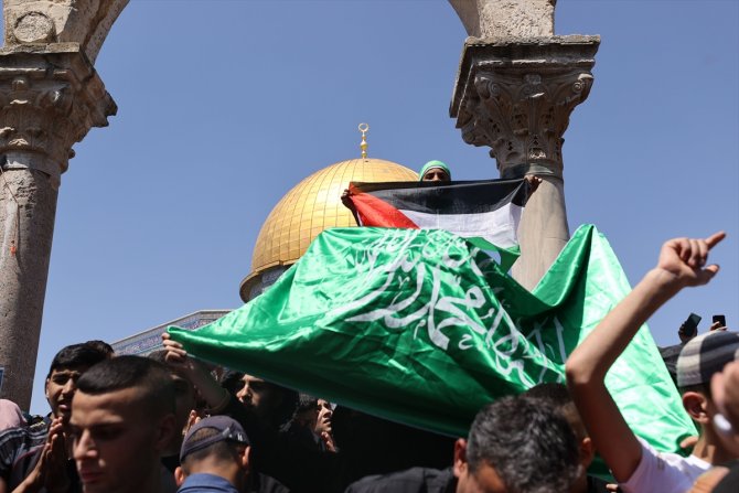 İsrail polisinin sabah baskın düzenlediği Mescid-i Aksa'da 60 bin kişi cuma namazı kıldı