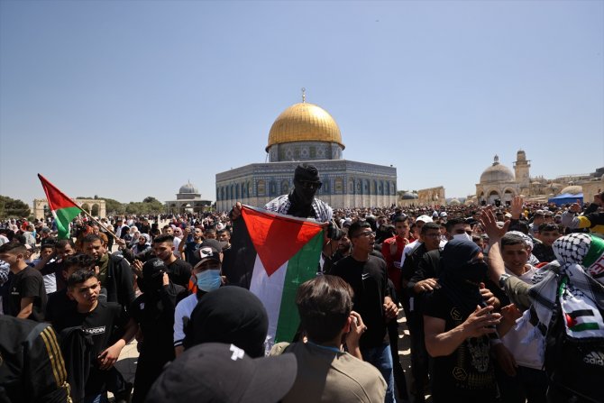 İsrail polisinin sabah baskın düzenlediği Mescid-i Aksa'da 60 bin kişi cuma namazı kıldı