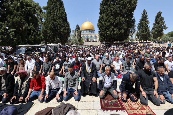 İsrail polisinin sabah baskın düzenlediği Mescid-i Aksa'da 60 bin kişi cuma namazı kıldı