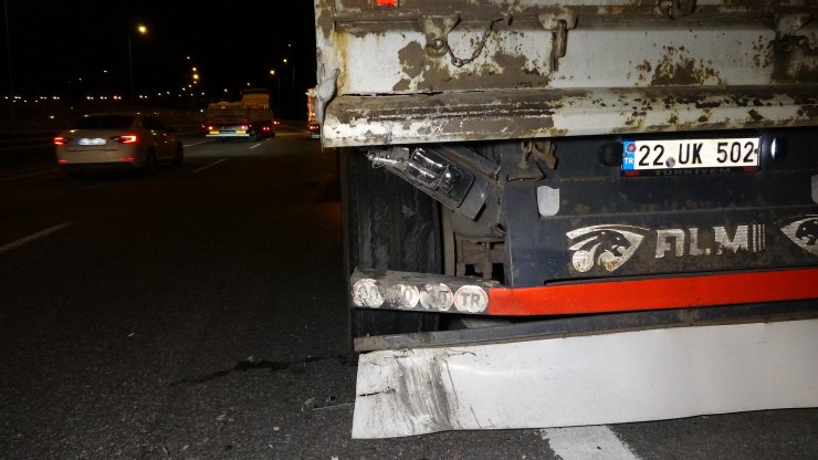 Minibüs TIR'a çarptı: 1 ölü, 1 yaralı