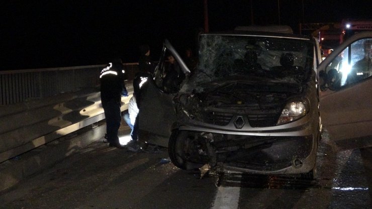 Minibüs TIR'a çarptı: 1 ölü, 1 yaralı