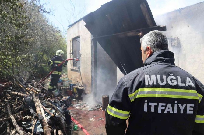 Ortaca’da ev küle döndü