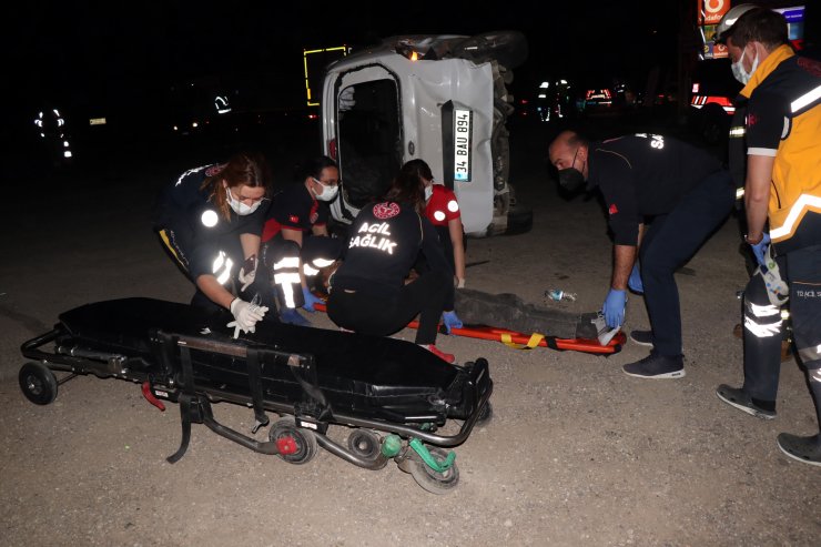 Otomobil, hafif ticari araçla çarpıştı; 8'i kaçak göçmen 9 yaralı