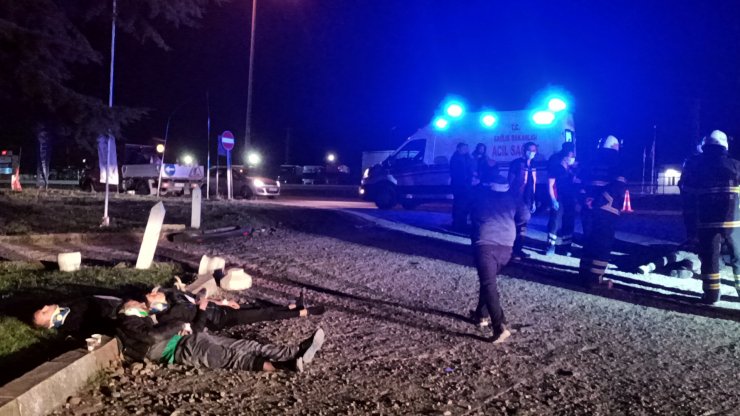 Otomobil, hafif ticari araçla çarpıştı; 8'i kaçak göçmen 9 yaralı