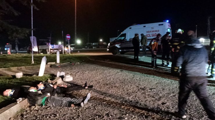 Otomobil, hafif ticari araçla çarpıştı; 8'i kaçak göçmen 9 yaralı