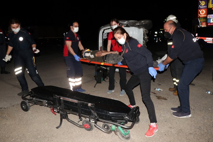 Otomobil, hafif ticari araçla çarpıştı; 8'i kaçak göçmen 9 yaralı