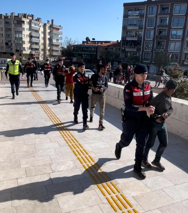 Prefabrik binanın demirlerini çalan 3 şüpheli tutuklandı