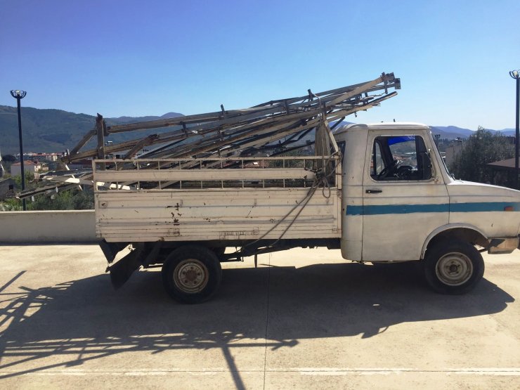 Prefabrik binanın demirlerini çalan 3 şüpheli tutuklandı