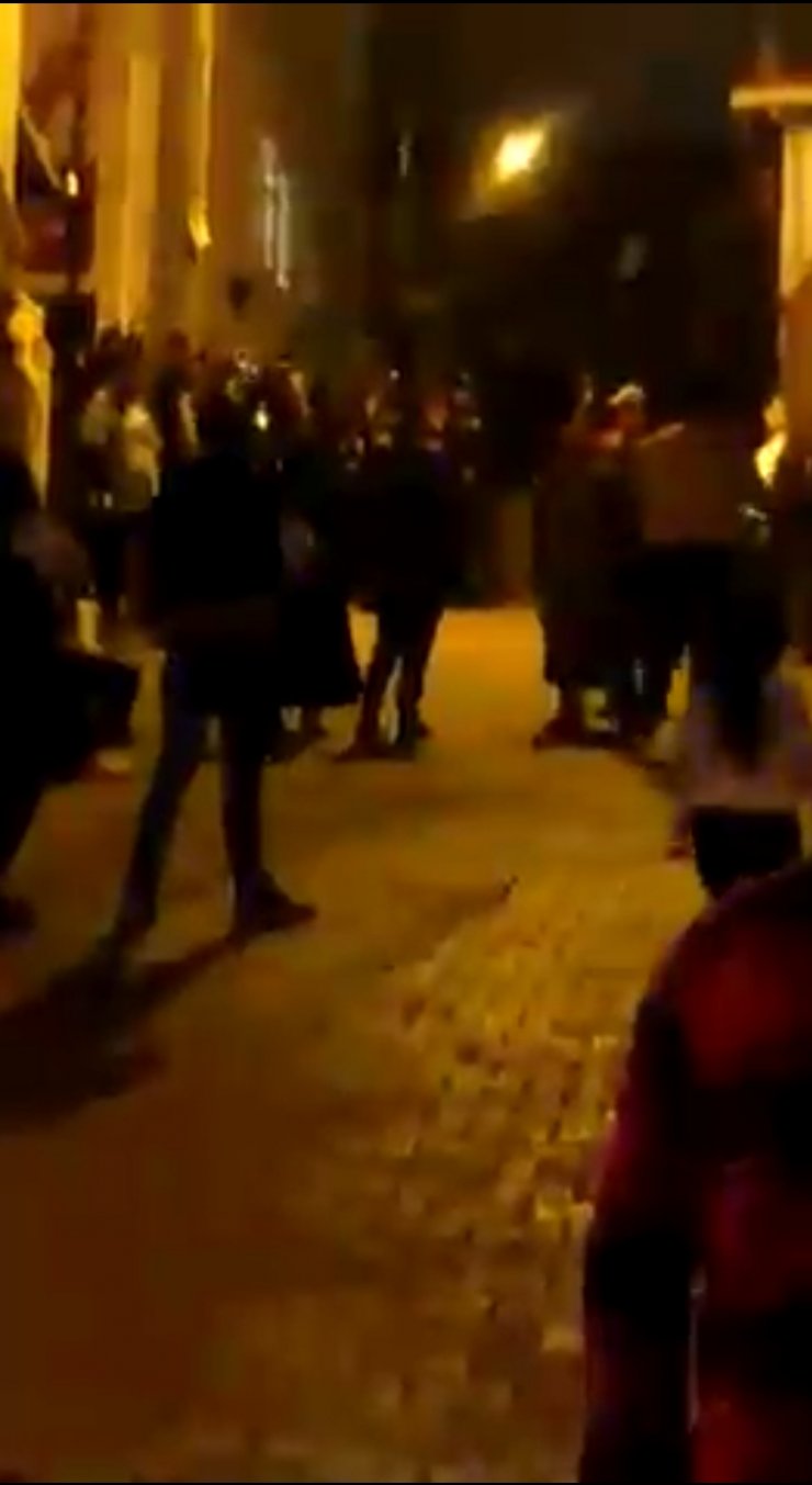 Sürücüsünün geri manevra yaptığı kamyonetin altında kalan çocuk, yaşamını yitirdi