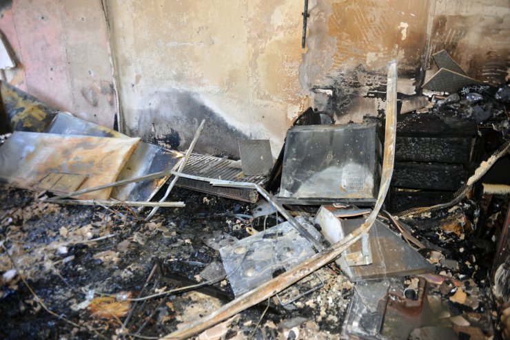 Yangında evi yanan Merve, gözyaşlarıyla kaybolan kedisini arıyor