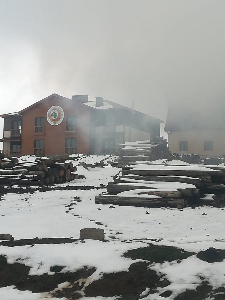 Yaylada, orman işletme binasında çıkan yangın söndürüldü