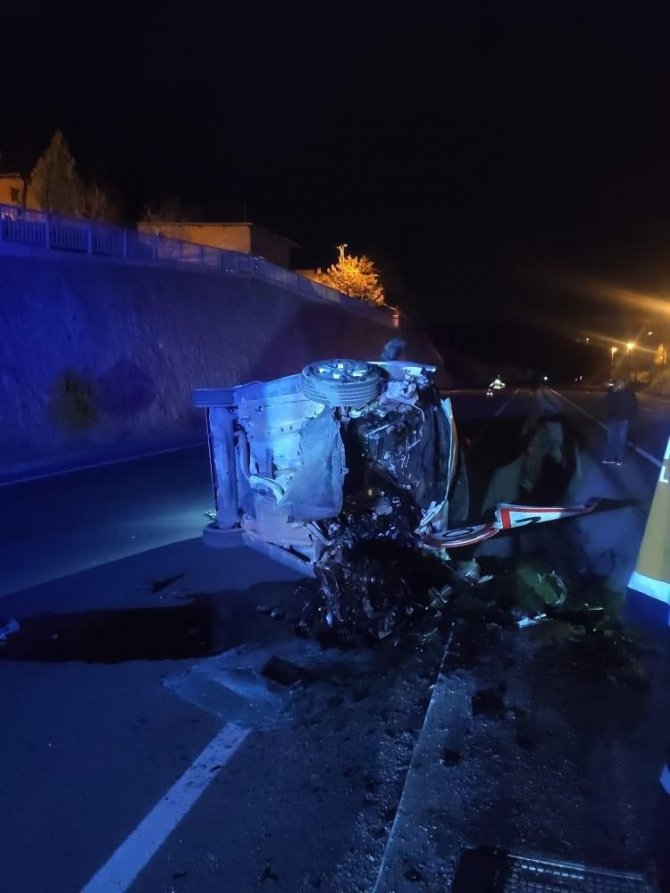 Yolun ortasındaki beton bariyere çarpan aracın sürücüsü öldü