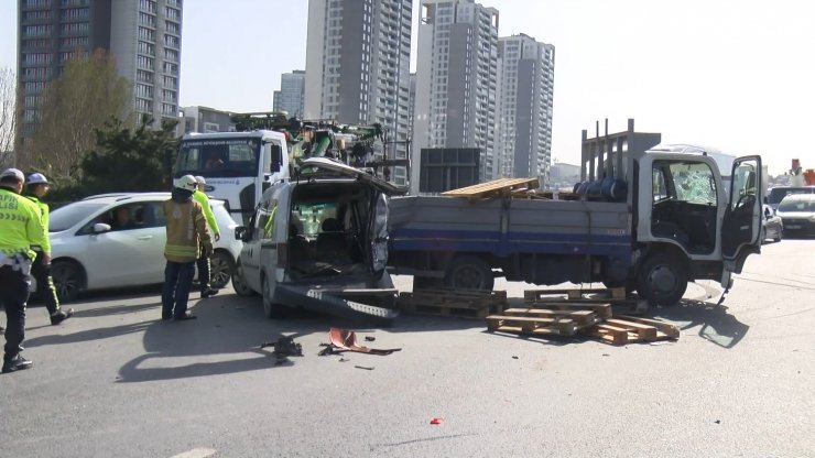 Zincirleme kaza: 2'si ağır 6 yaralı