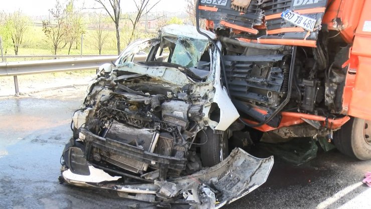 Zincirleme kaza: 2'si ağır 6 yaralı