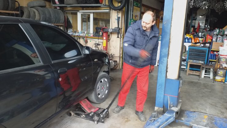 15 yıldır görmeden lastik tamir ediyor