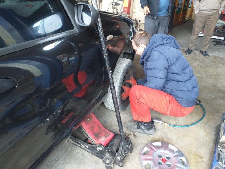 15 yıldır görmeden lastik tamir ediyor