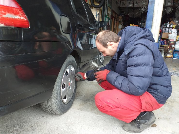 15 yıldır görmeden lastik tamir ediyor