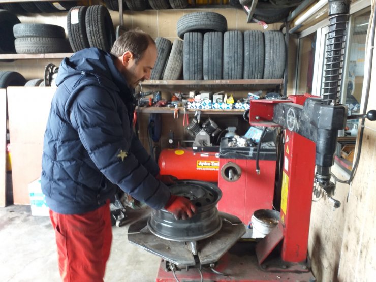 15 yıldır görmeden lastik tamir ediyor