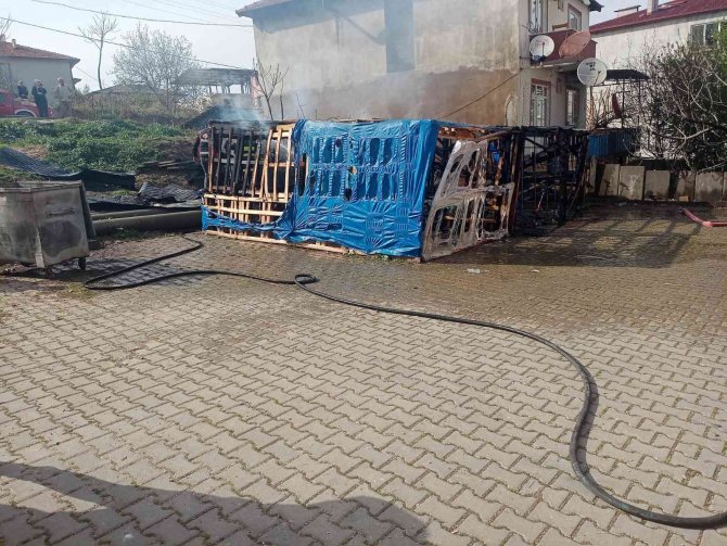 Ahşap garajda çıkan yangında 1 otomobil hasar gördü