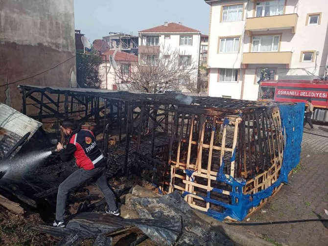 Ahşap garajda çıkan yangında 1 otomobil hasar gördü