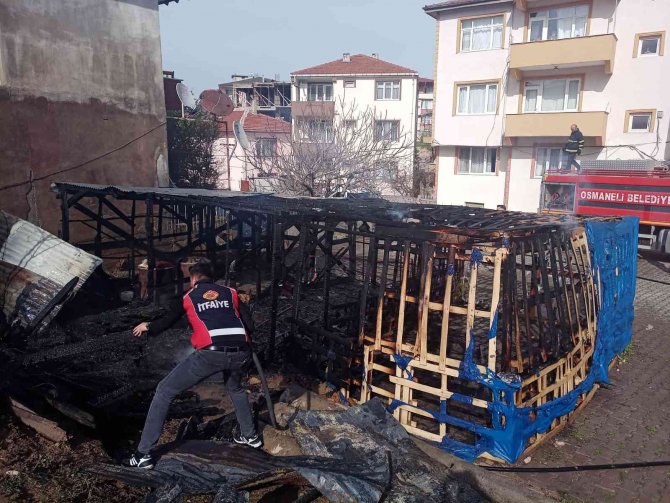 Ahşap garajda çıkan yangında 1 otomobil hasar gördü