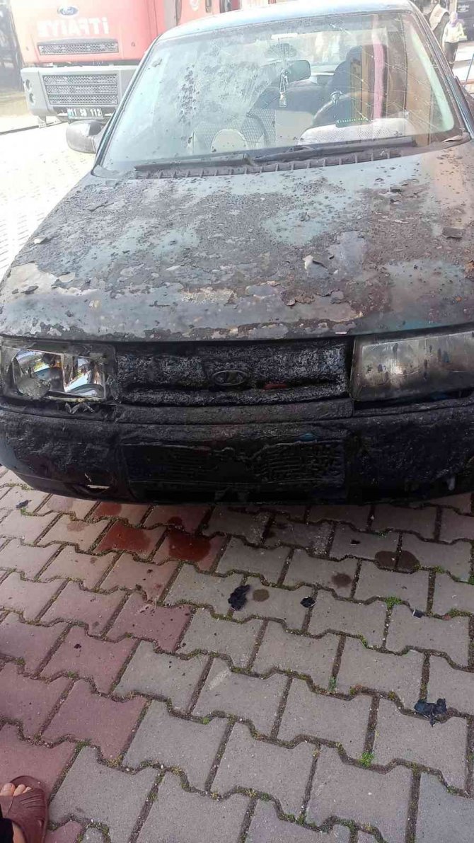 Ahşap garajda çıkan yangında 1 otomobil hasar gördü