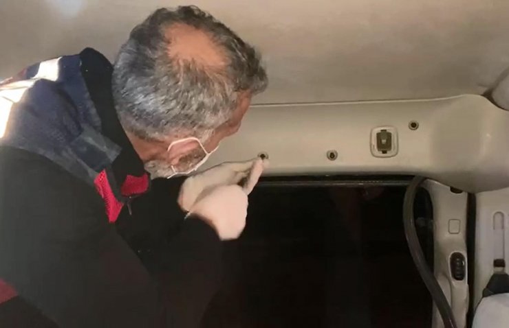 Aracın döşemesine gizlenen 60 gram metamfetamini 'Arya' buldu