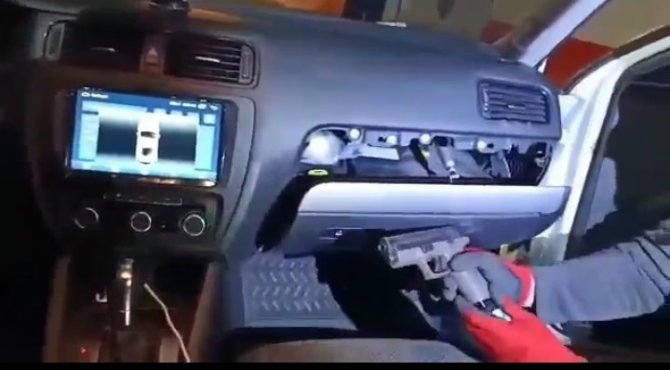 Araçtaki uyuşturucu düzeneğini polis ortaya çıkardı