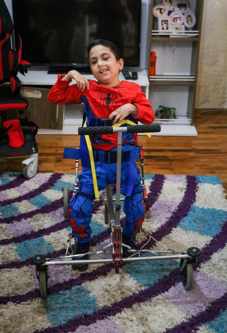 Babasının borularla hazırladığı düzenekte yürümeye çalışan Efe'nin cihazları alındı