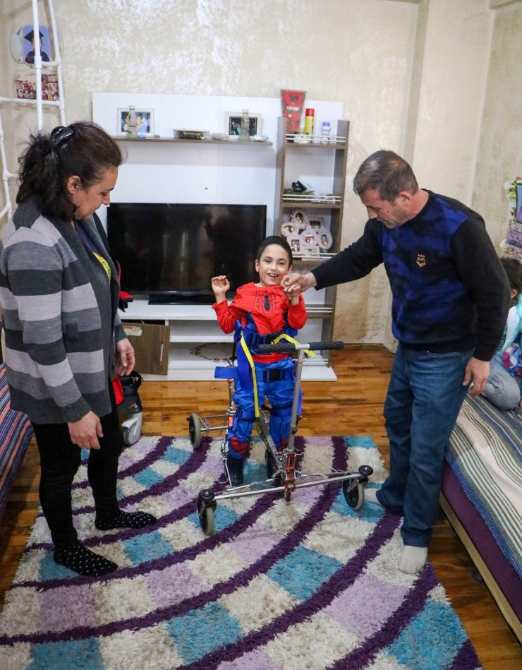 Babasının borularla hazırladığı düzenekte yürümeye çalışan Efe'nin cihazları alındı