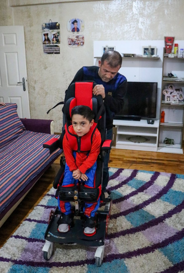 Babasının borularla hazırladığı düzenekte yürümeye çalışan Efe'nin cihazları alındı