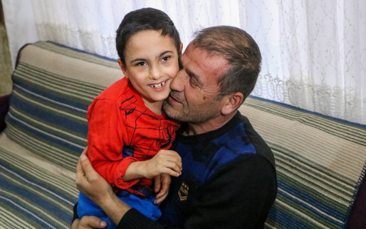 Babasının borularla hazırladığı düzenekte yürümeye çalışan Efe'nin cihazları alındı