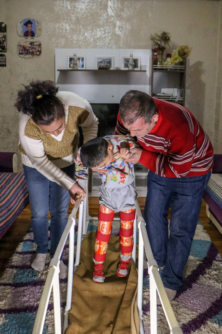 Babasının borularla hazırladığı düzenekte yürümeye çalışan Efe'nin cihazları alındı