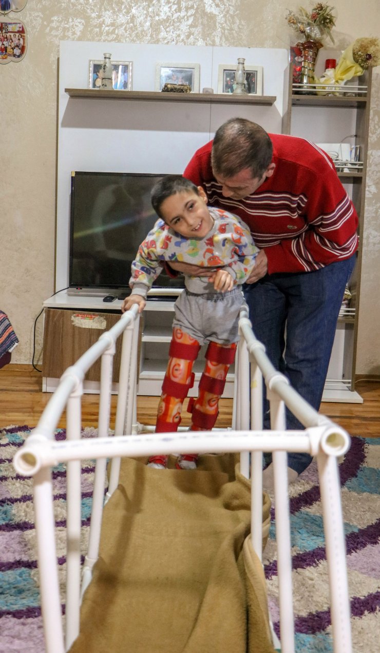 Babasının borularla hazırladığı düzenekte yürümeye çalışan Efe'nin cihazları alındı