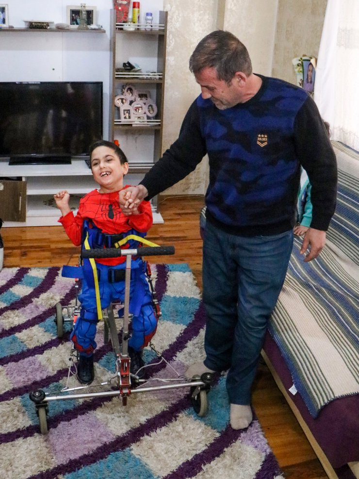 Babasının borularla hazırladığı düzenekte yürümeye çalışan Efe'nin cihazları alındı