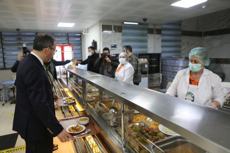 Bakan Kasapoğlu yurtta yemek sırasına girdi, öğrencilerle iftar açtı