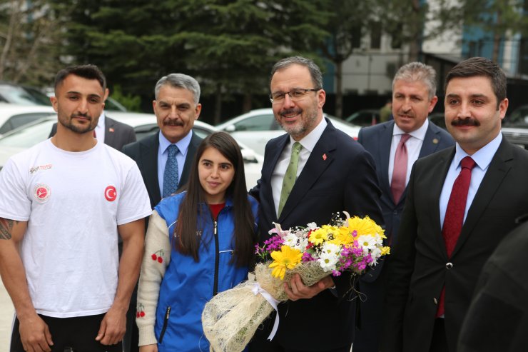 Bakan Kasapoğlu yurtta yemek sırasına girdi, öğrencilerle iftar açtı