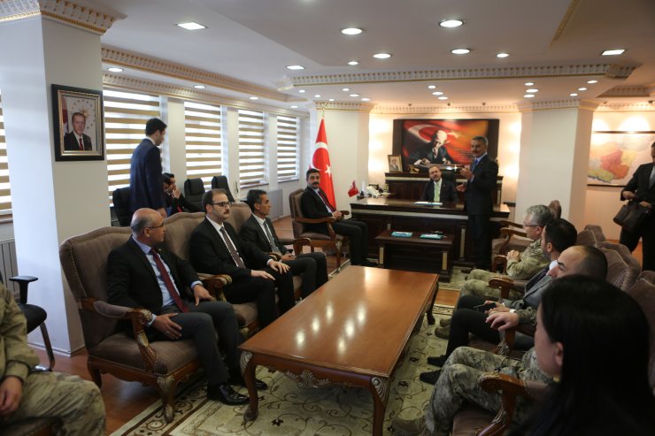 Bakan Kasapoğlu yurtta yemek sırasına girdi, öğrencilerle iftar açtı