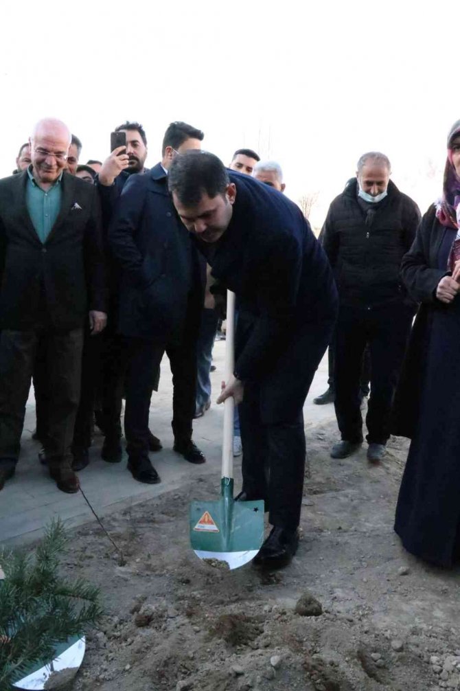 Bakan Kurum: "Cumhurbaşkanımızı daha büyük hedefler için yeniden seçeceğiz"