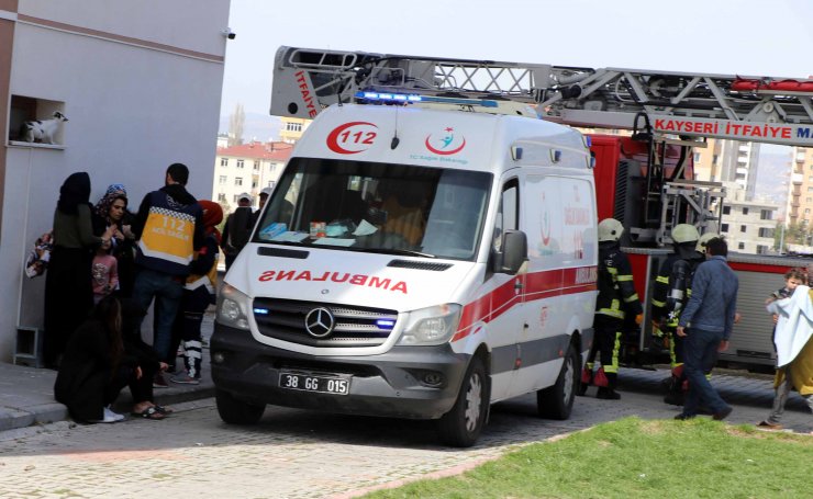 Binanın merdiven boşluğunda çıkan yangında 4 kişi dumandan etkilendi