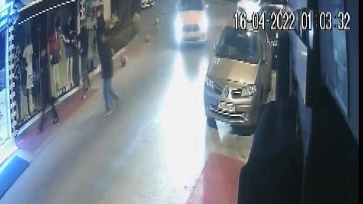 Cam vitrinden çaldıkları şapkaları giyip yollarına devam ettiler