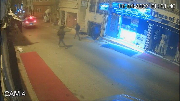 Cam vitrinden çaldıkları şapkaları giyip yollarına devam ettiler