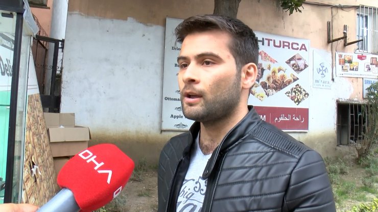 Cam vitrinden çaldıkları şapkaları giyip yollarına devam ettiler