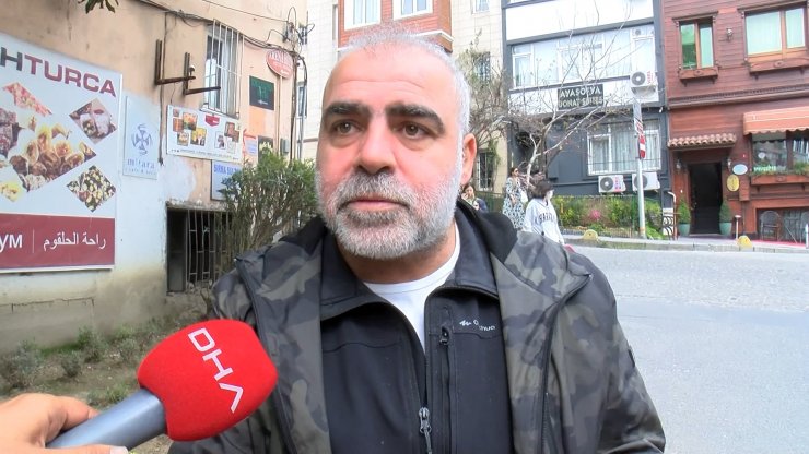 Cam vitrinden çaldıkları şapkaları giyip yollarına devam ettiler