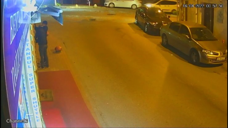 Cam vitrinden çaldıkları şapkaları giyip yollarına devam ettiler